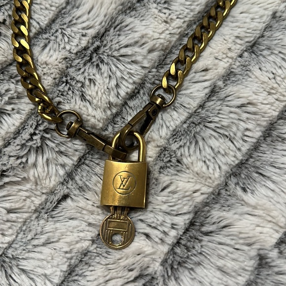 #203 Louis Vuitton lock and key necklace RARE - Picture 2 of 5